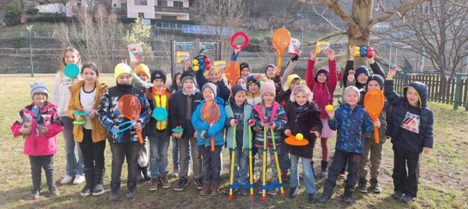 Neue Spielsachen und Sportgeräte