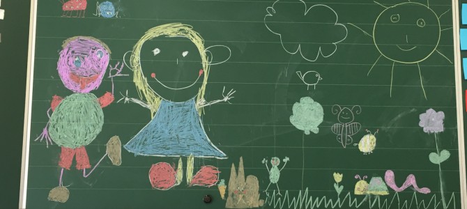 Gemeinschaftsbild der 2. und 3. Schulstufe zum Frühlingsbeginn