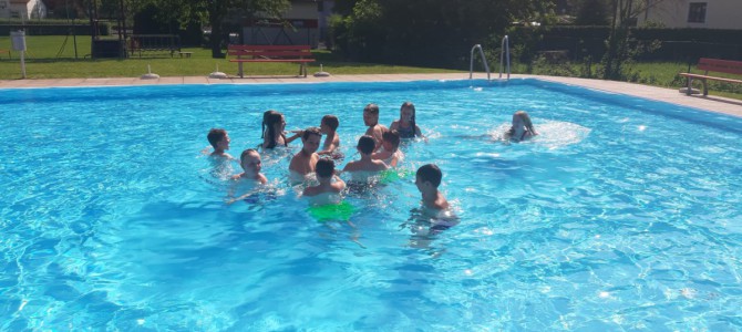 Turnstunde im Freibad