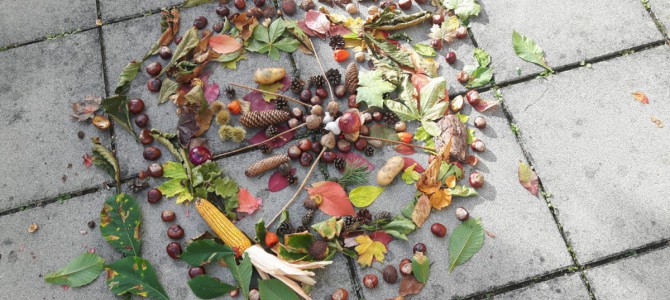 Die Kinder der 1. und 2. Schulstufe gestalten Herbstmandalas