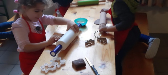 Auch die Schüler der 1. und 2. Schulstufe backen leckeren Lebkuchen